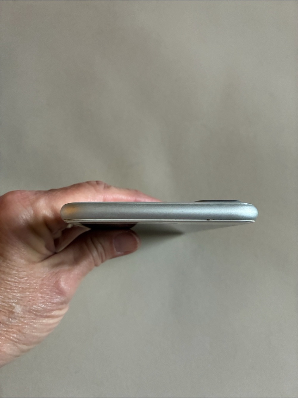 Apple iPhone 8 Plus Silver FOR PARTS OR REPAIR Not Working - Picture 6 of 10